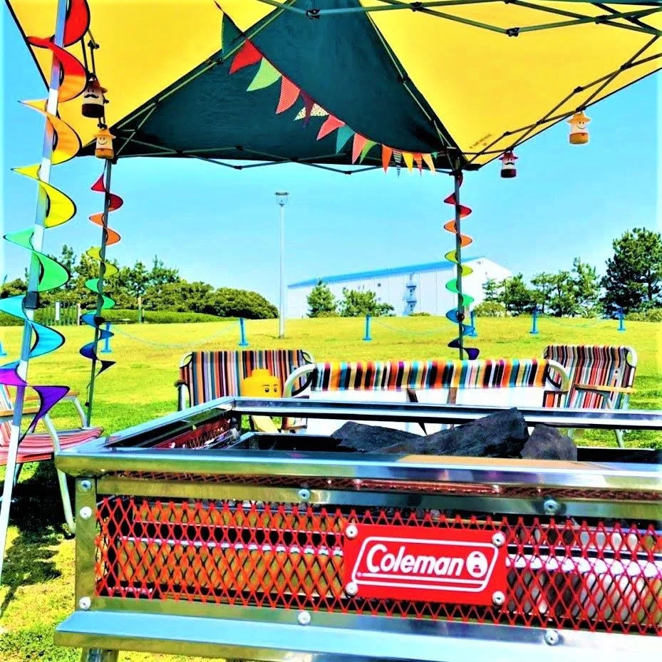 タープテントの下に用意されたBBQグリルとチェア