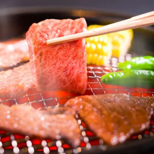 炭火で焼くBBQのお肉と野菜